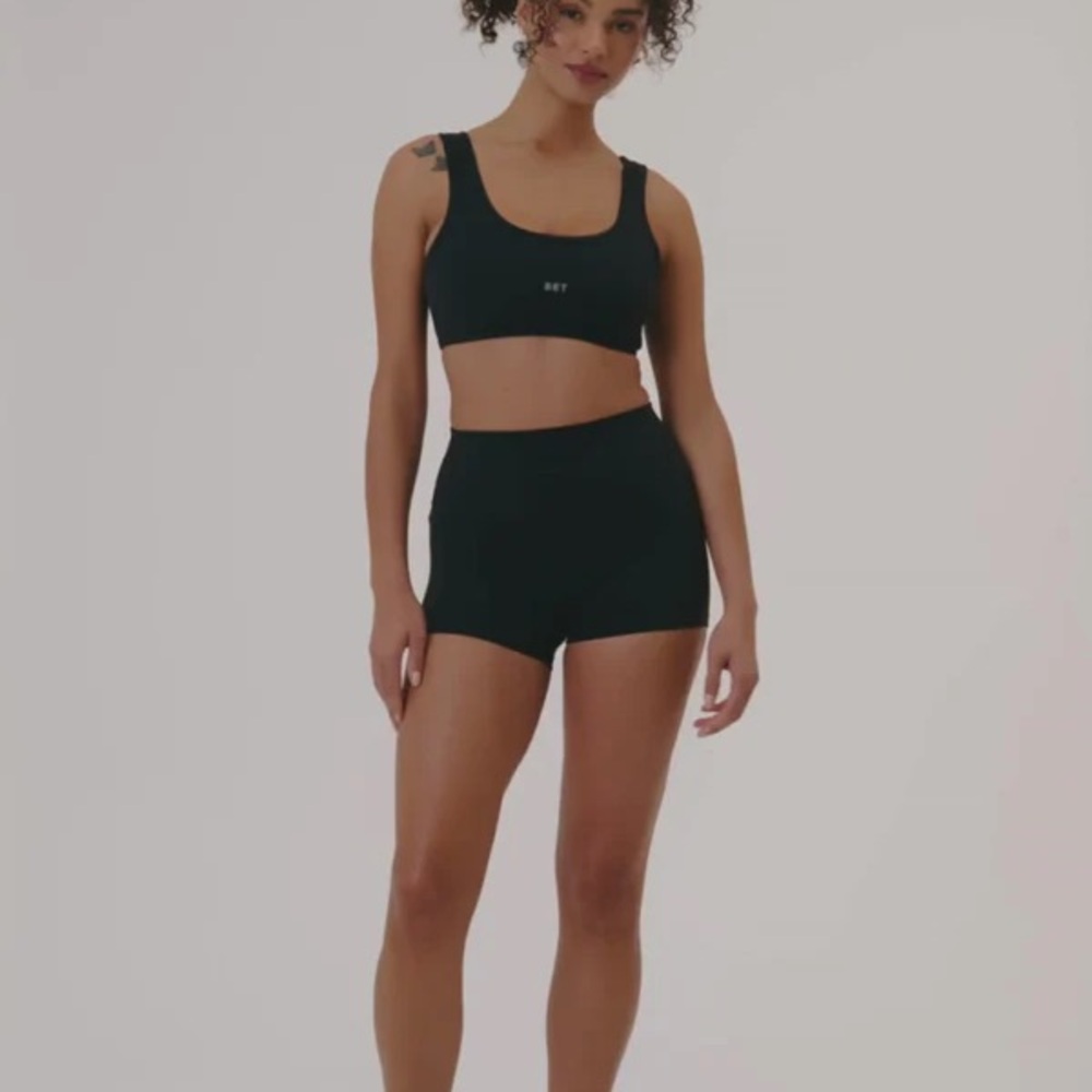 SET ACTIVE SCULPTFLEX POWER SHORTS IN ONYX